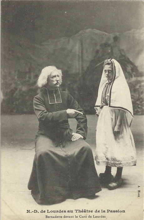 Bernadette devant le curé de Lourdes