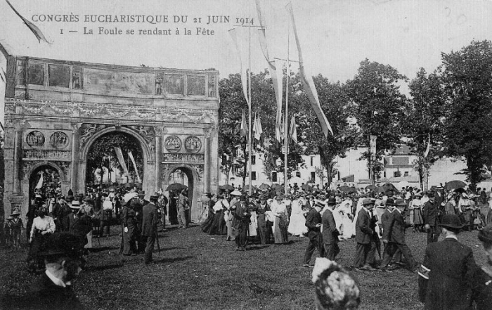 01-La foule se rendant à la fête