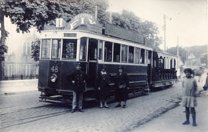 Arrêt du tramway près de l'église