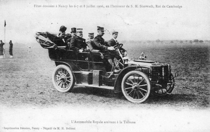 L'automobile royale arrivant à la tribune