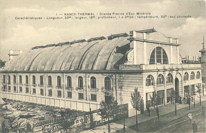 Grande piscine d'eau minérale