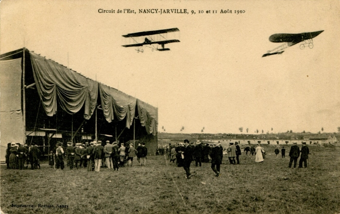 Tribunes et le champ d'aviation