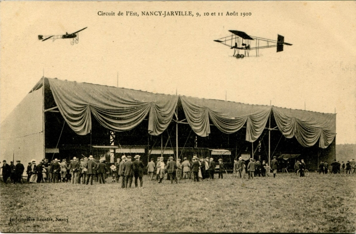 Tribunes et le champ d'aviation