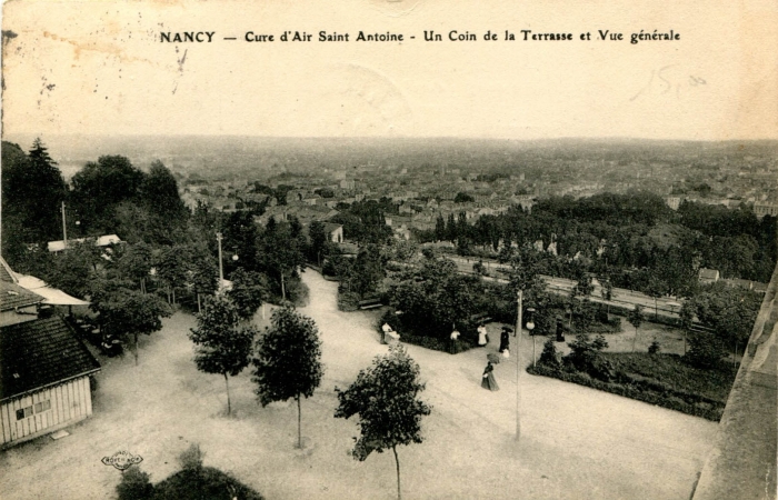 Un coin de la terrasse et vue générale