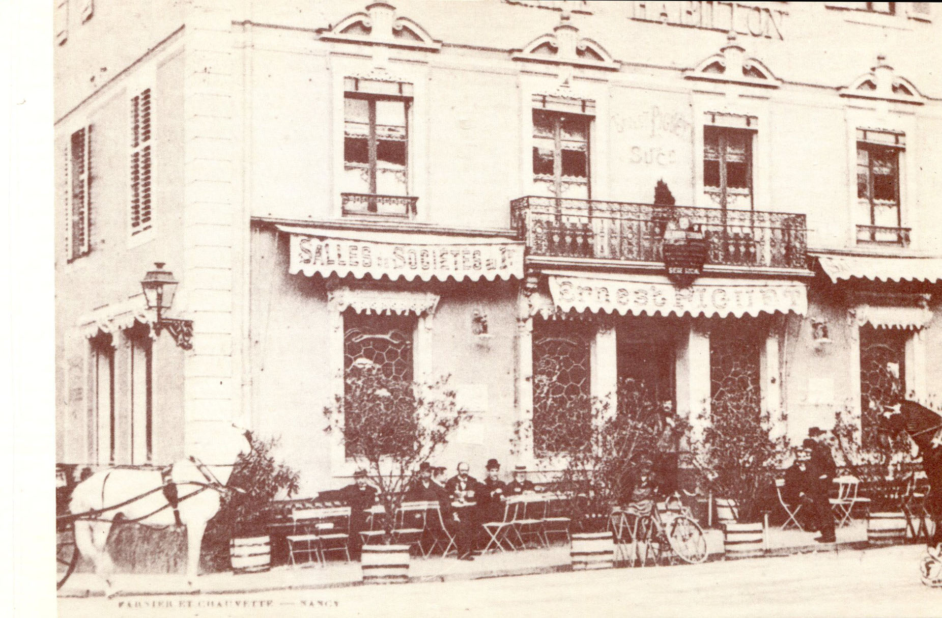 Une terrasse de café