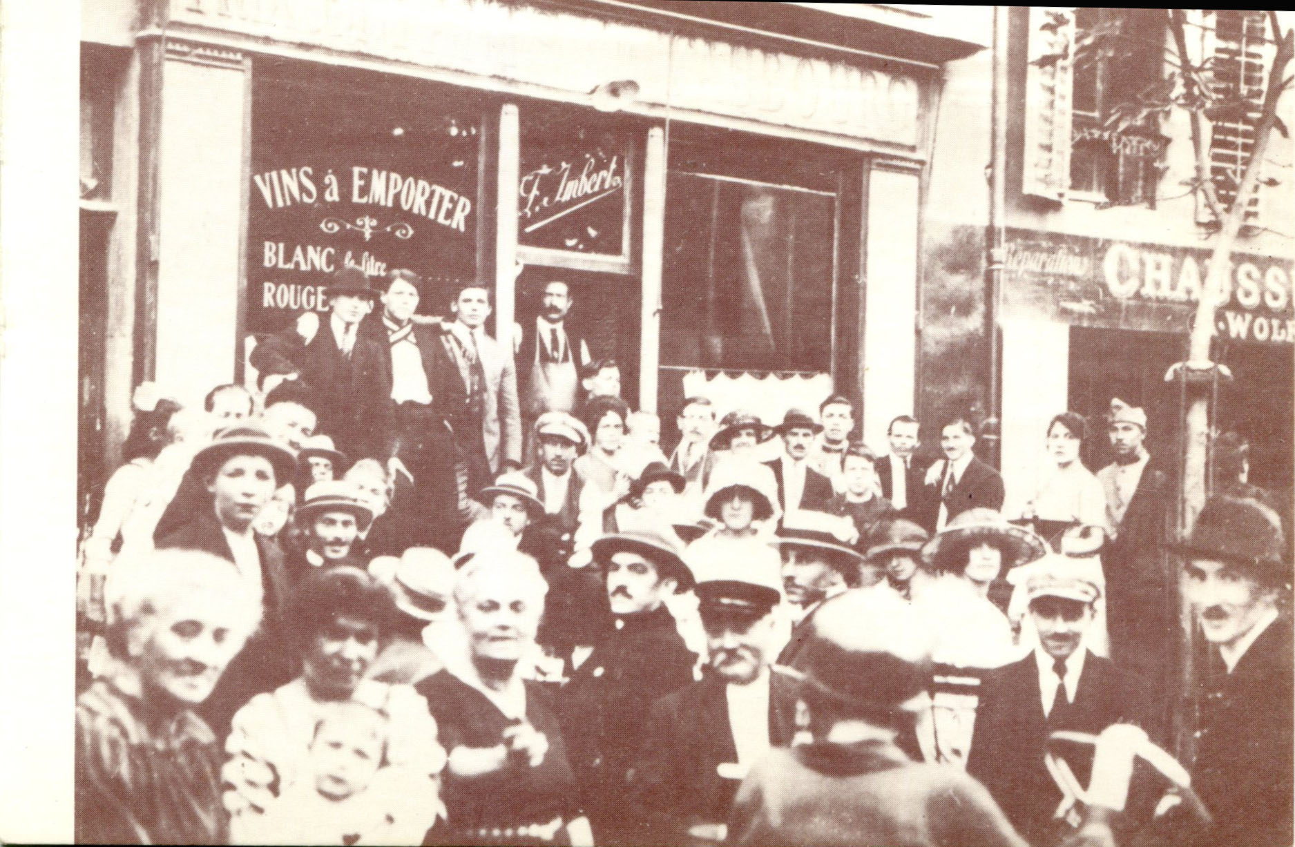 Devant un marchand de vins