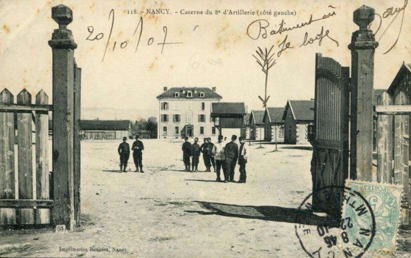 Caserne du 8e Régiment d'Artillerie (côté gauche) -n