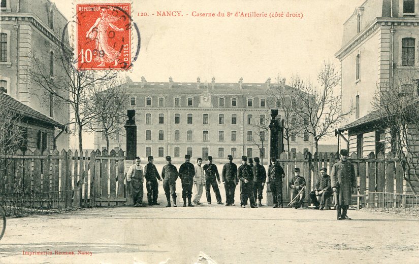 Caserne du 8e Régiment d'Artillerie (côté droit)