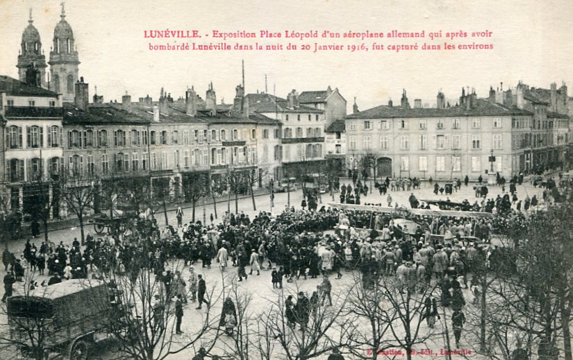 Exposition d'un aéroplane allemand (1916)