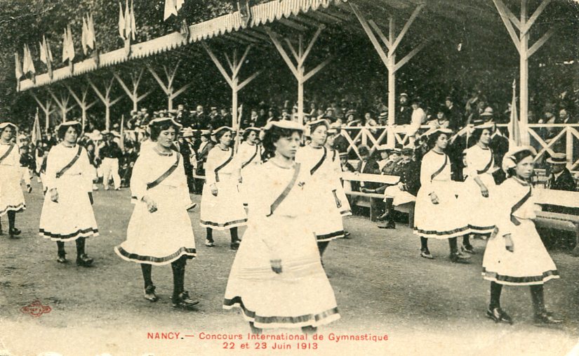 Devant la tribune