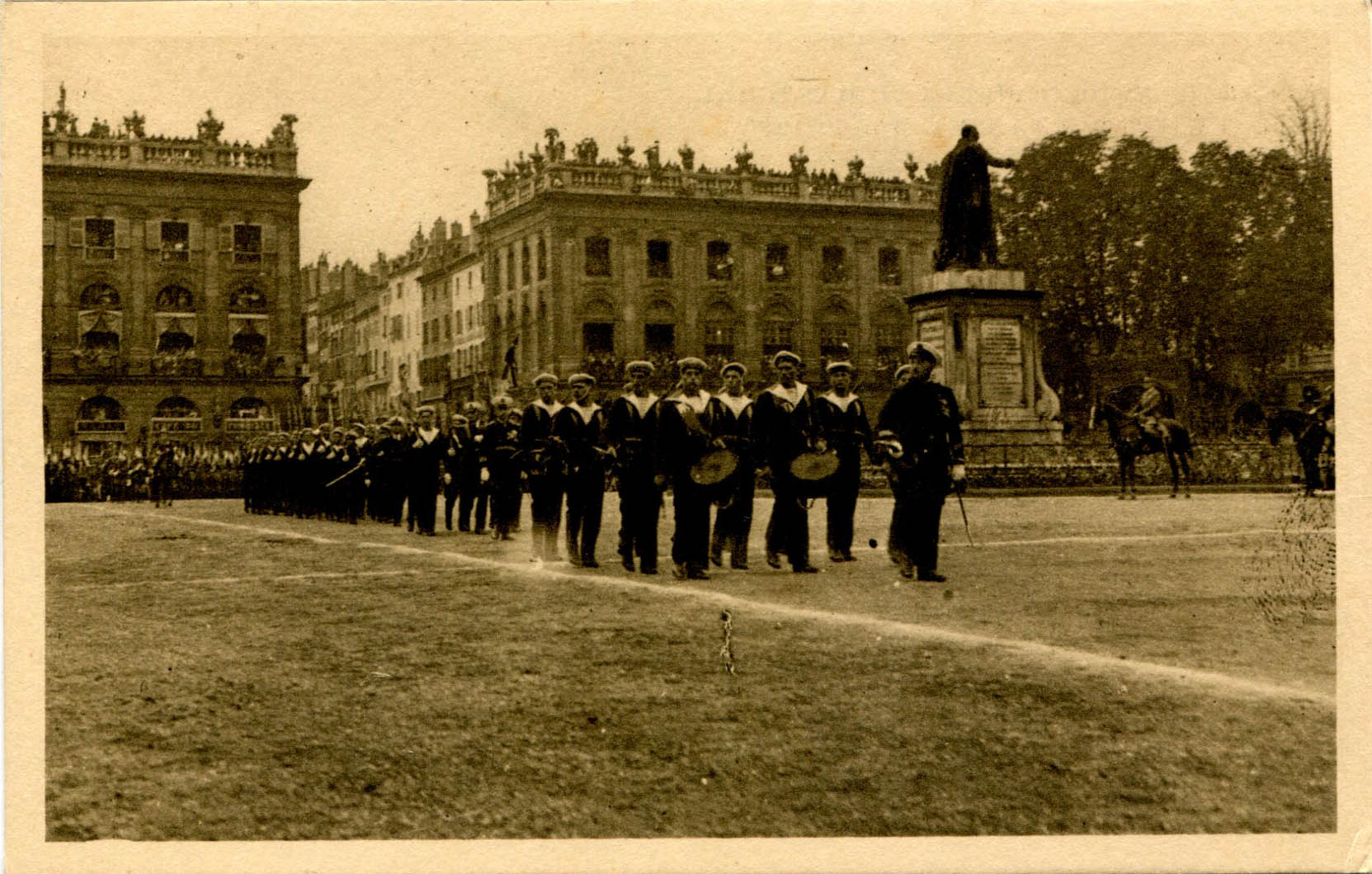 Troupes défilant