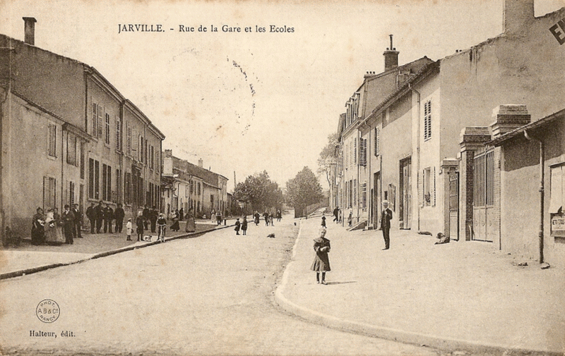 ■ Rue de la Gare et les écoles