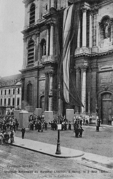 Devant la cathédrale