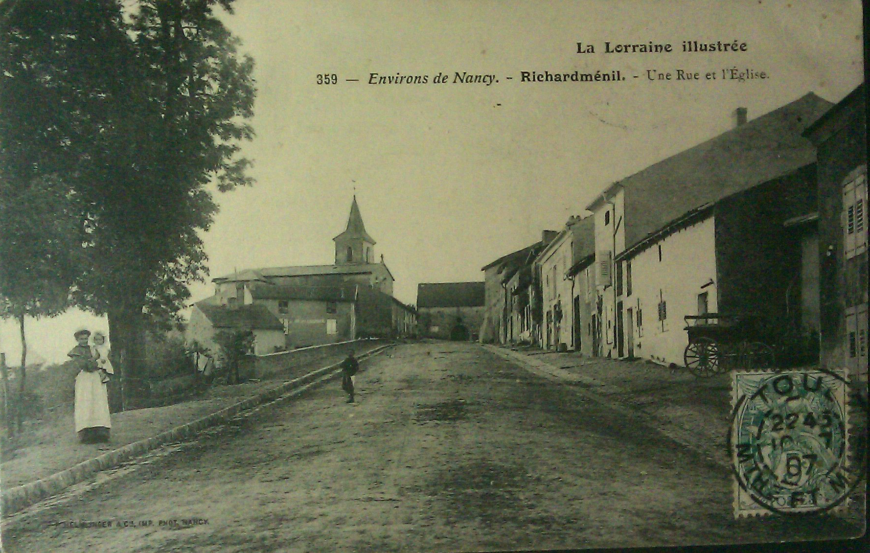 Une rue et l'Église ■
