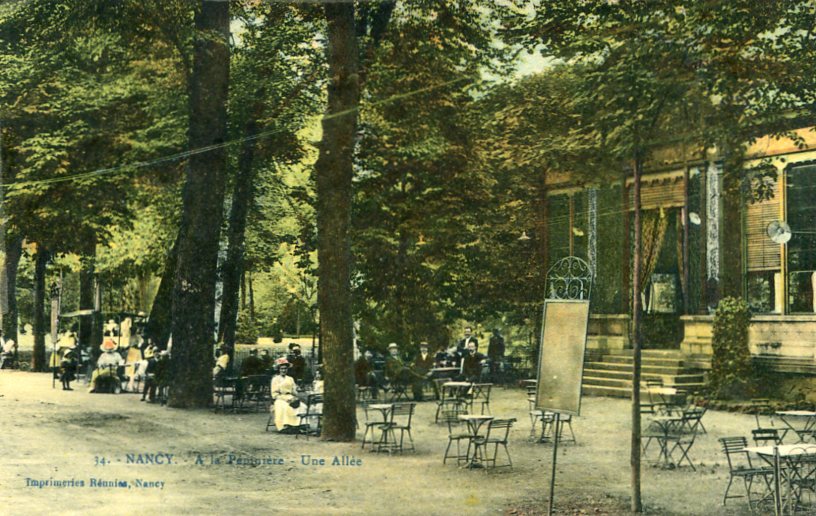 Une allée -c