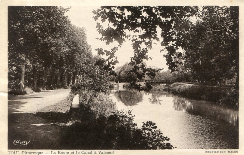Route et canal à Valcourt