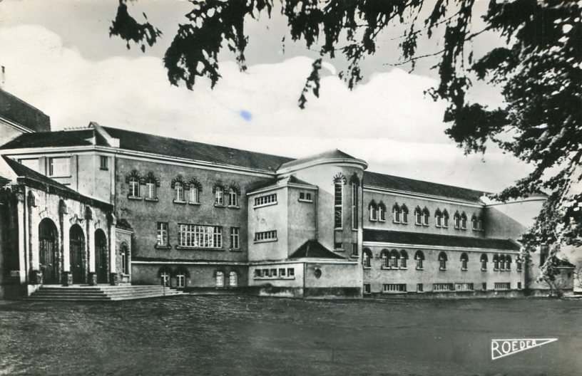 Entrée et aile scolaire