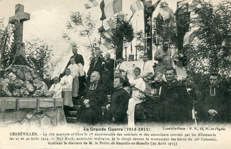 Mgr Ruch et le clergé devant le Monument