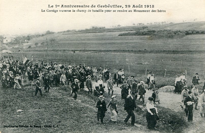Cortège se rendant au Monument