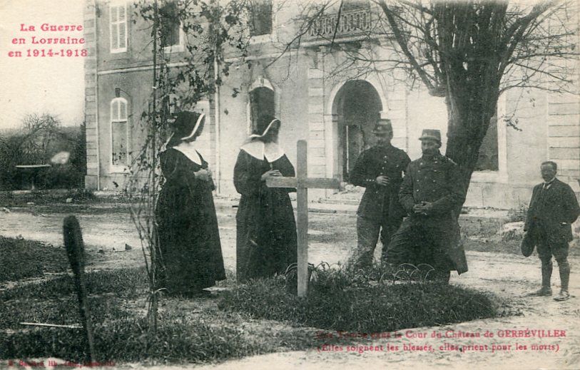Tombe dans la cour du Château