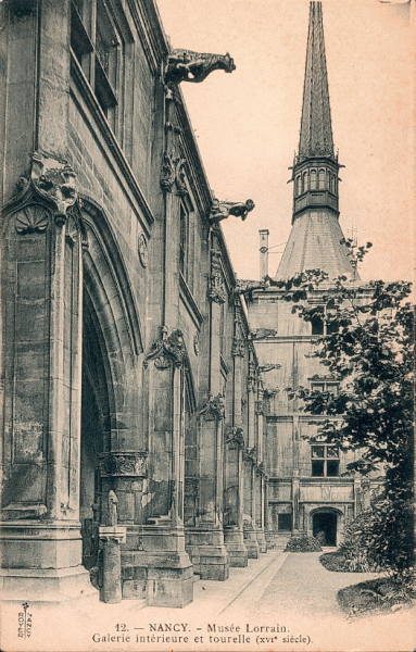 Cour et tourelle