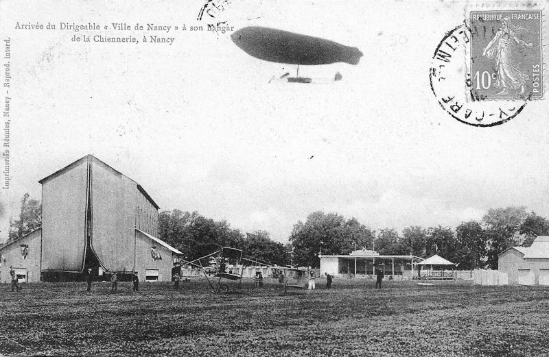 À son hangar