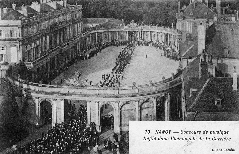 10 - Défilé dans l'hémicycle