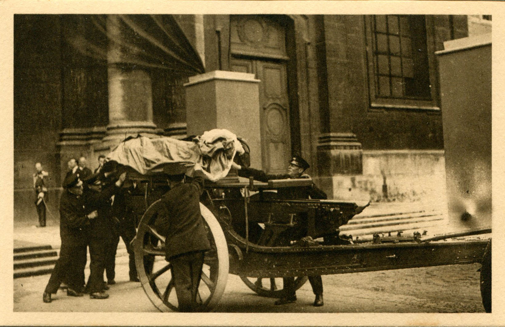 sortie du corps de la cathédrale