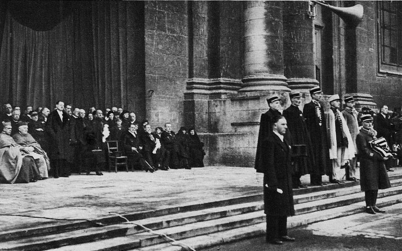 Sur le Parvis de la cathédrale