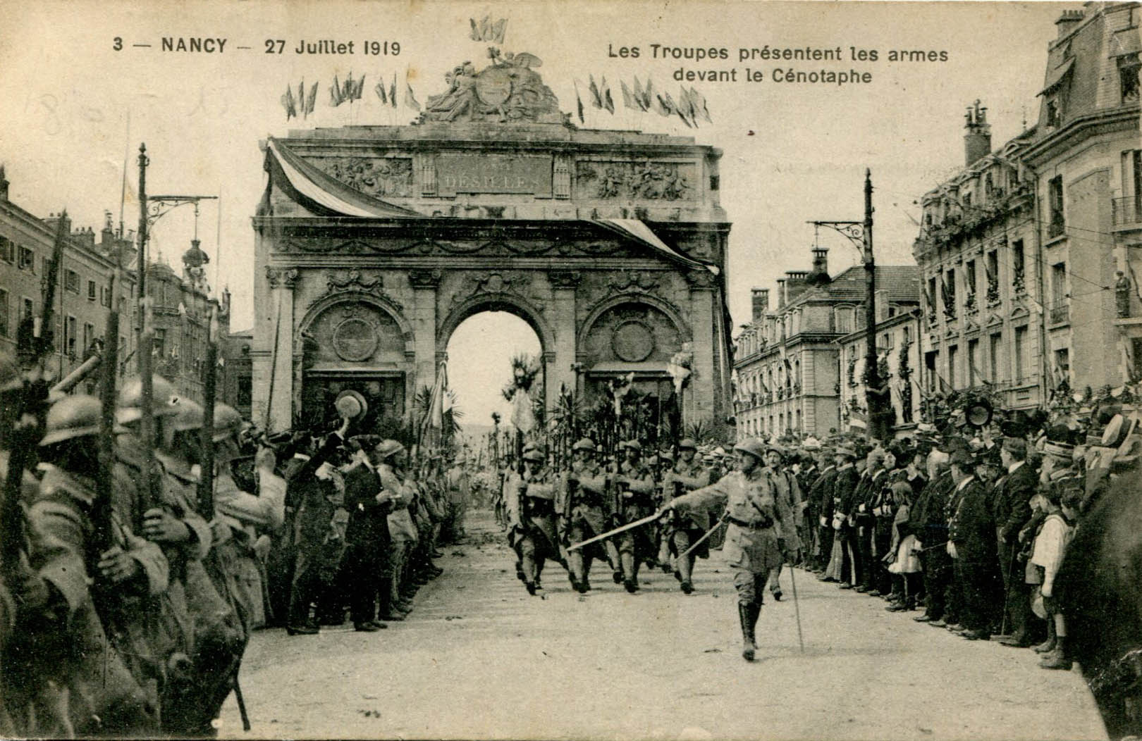 03 - Troupes présentent les armes