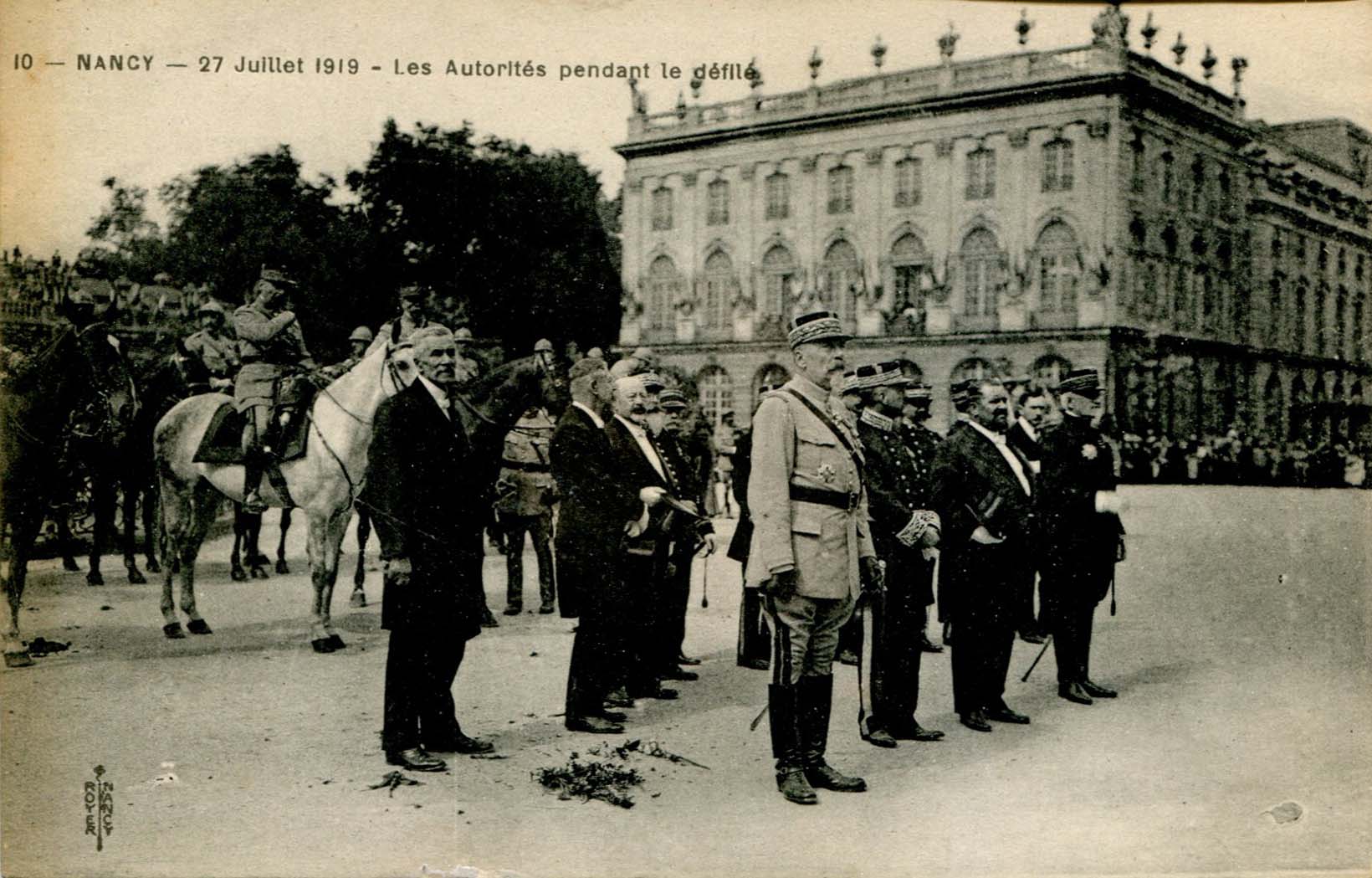 10 - Autorités pendant le défilé