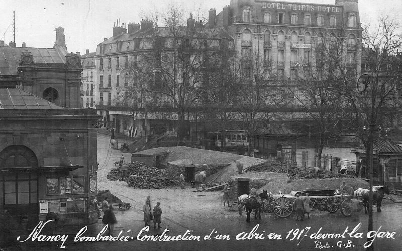 Abri devant la gare