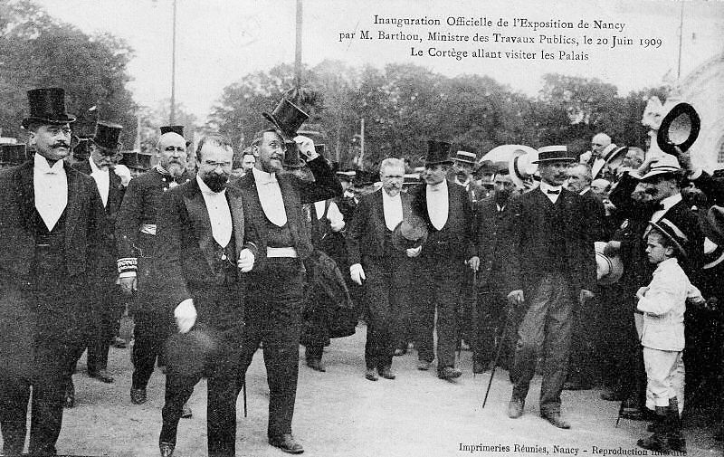 Le cortège allant visiter les Palais