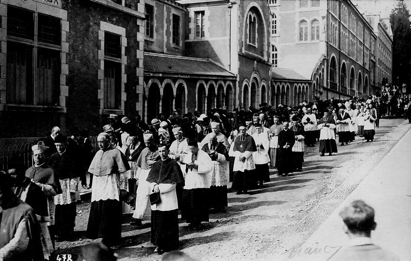 Procession rue Lionnois