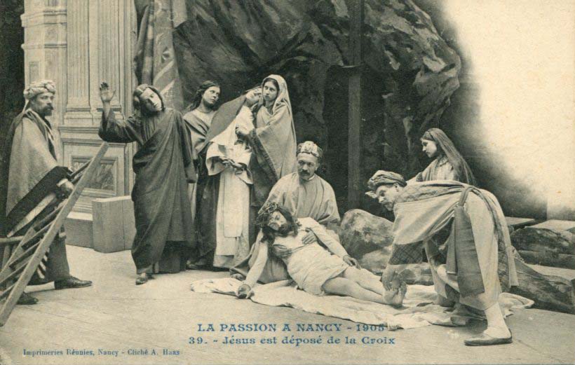 39 - Jésus est déposé de la Croix