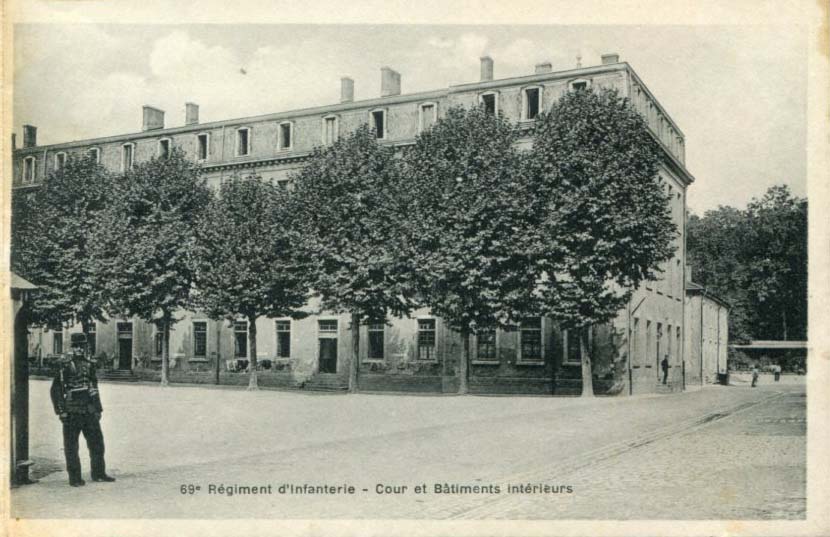 11 - Cour et bâtiments