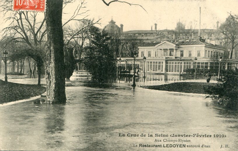 Aux Champs-Élysées