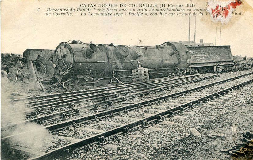 6 - La locomotive couchée sur le côté de la voie