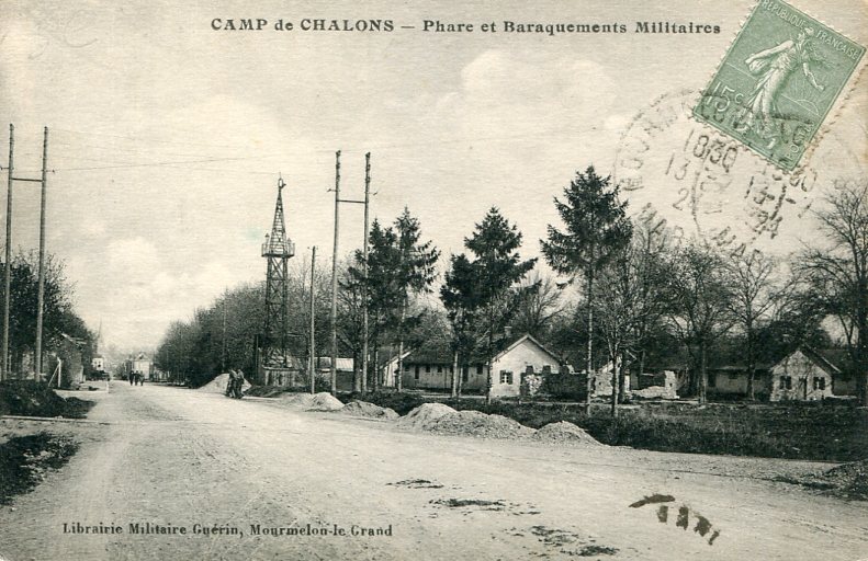 Phare et baraquements