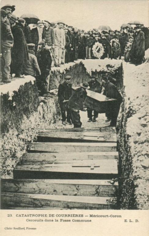 Cercueils dans la fosse commune