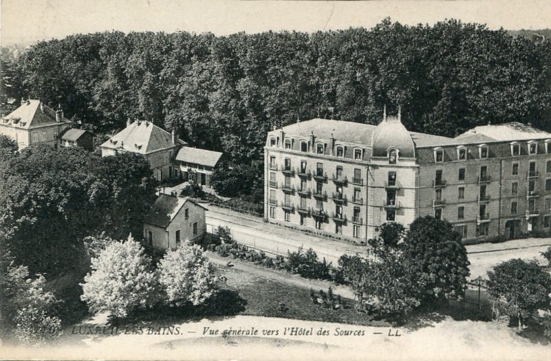 Vue vers l'Hôtel de Sources