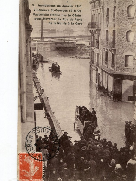 Passerelle traversant la Rue de Paris