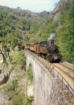 Train accroché à la colline
