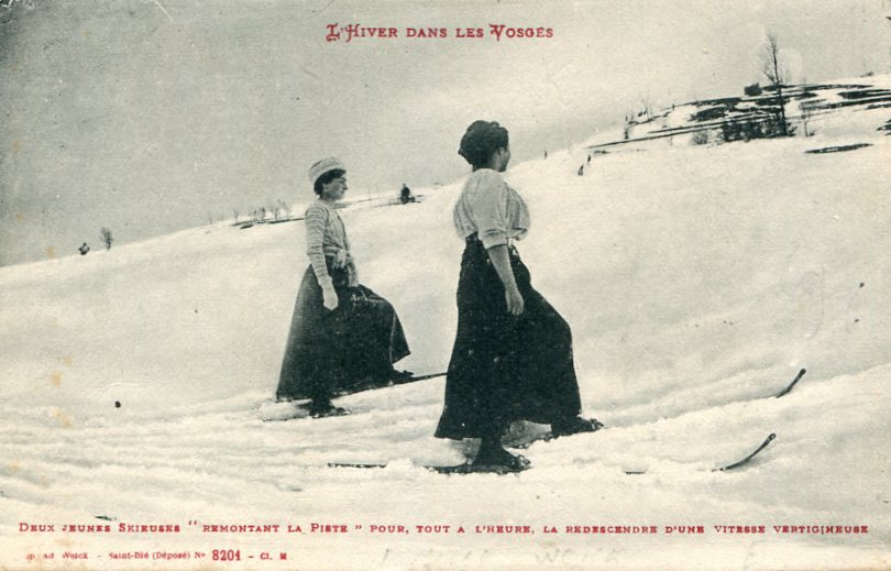 Deux skieuses remontant la piste