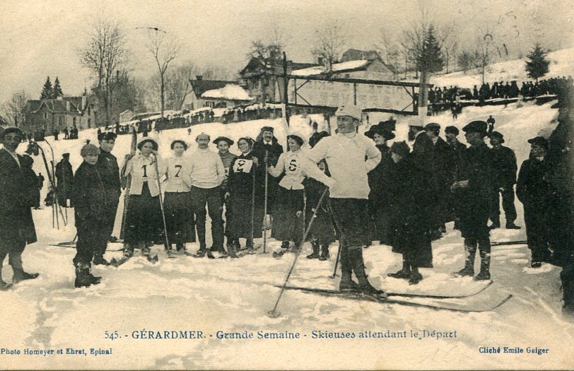 Skieuses attendant le départ