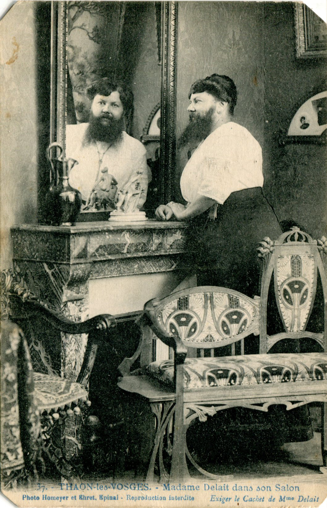 Mme Delait dans son salon