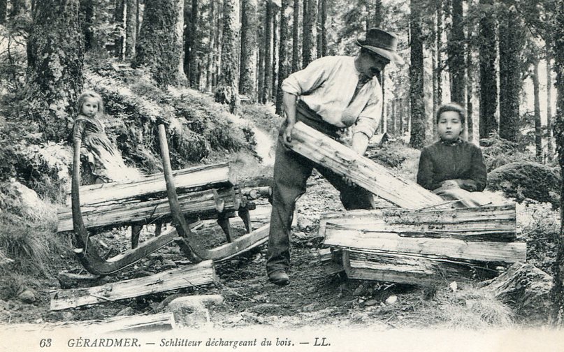 Schlitteur déchargeant du bois