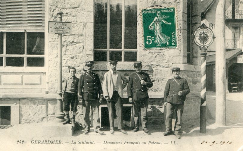 Douaniers français au poteau