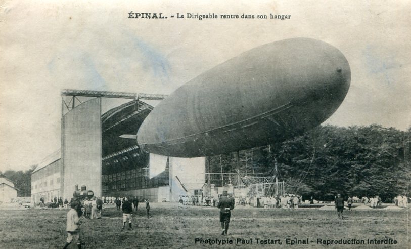 Dirigeable rentrant dans son hangar