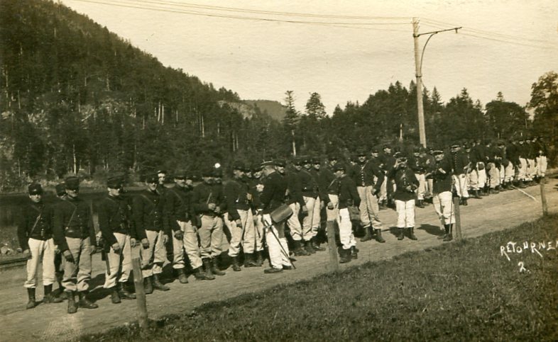Militaires sont devant la voie